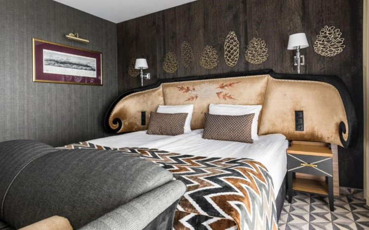 Sypialnia hotelowa.