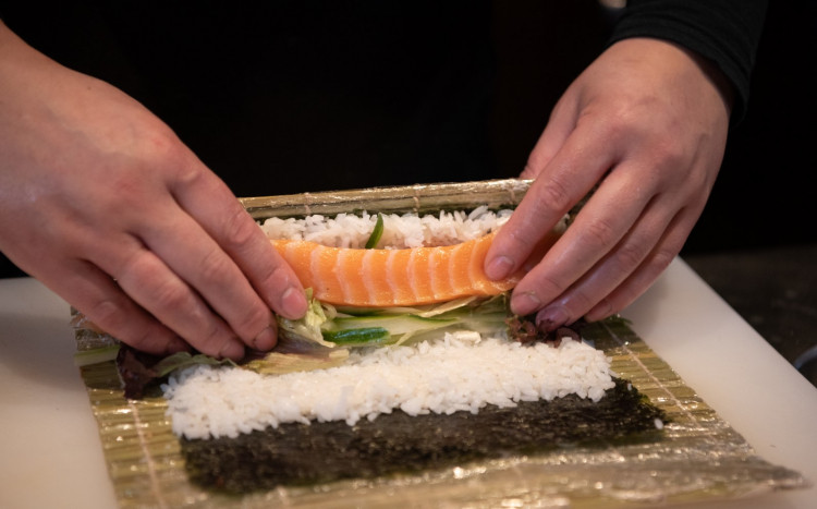 Zawijanie sushi