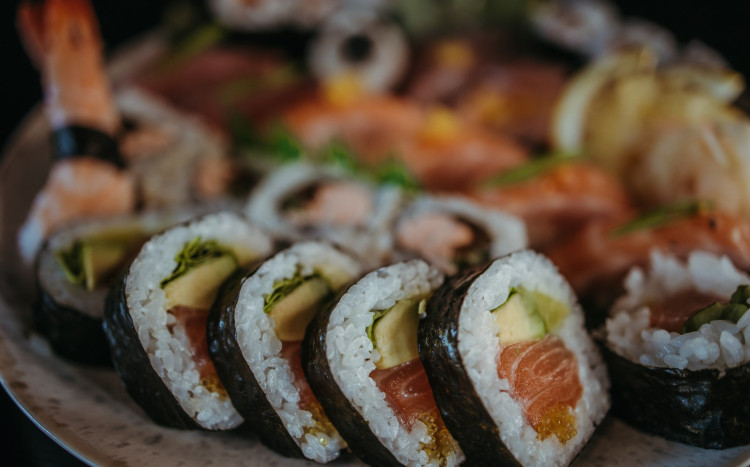 Sushi na talerzu ozdobnym