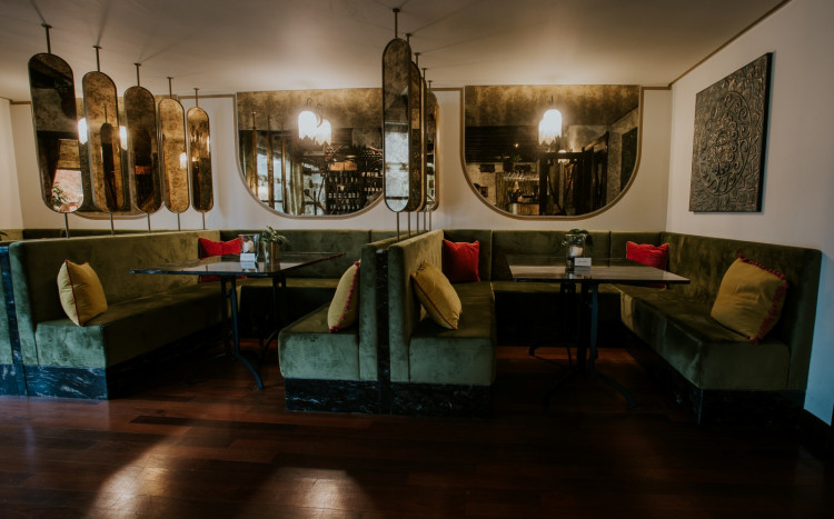 Wystrój oraz kanapa w restauracji
