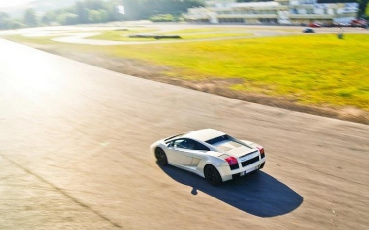 Lamborghini Gallardo pędzące po torze wyścigowym
