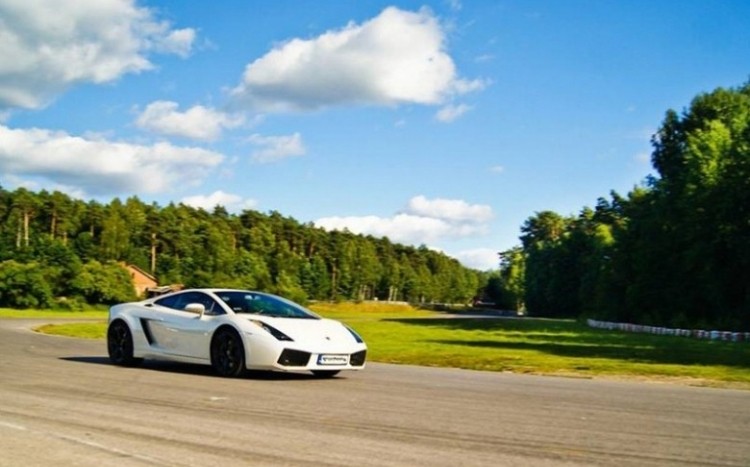 Lamborghini Gallardo jedzie po torze wyścigowym