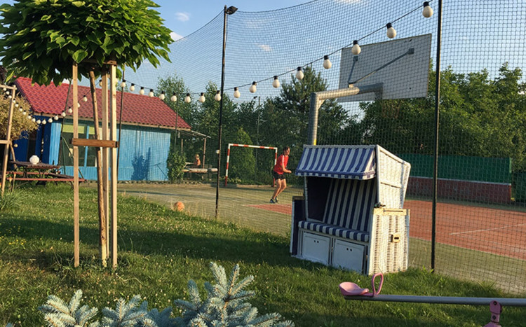 Boisko przy pensjonacie.
