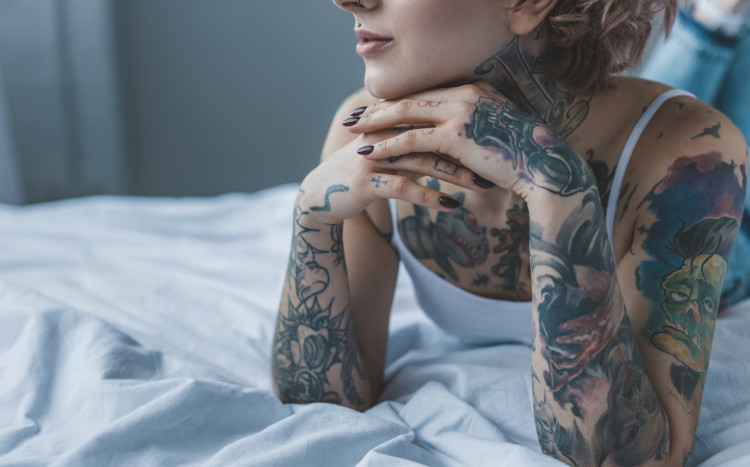 kobieta z tatuażami