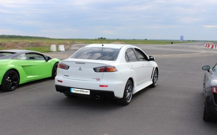 mitsubishi lancer evo x widok z przodu