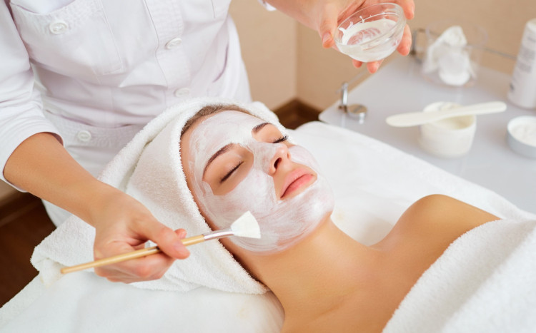 kobieta w maseczce na twarz w salonie spa