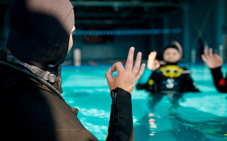 Lekcja nurkowania z instruktorem