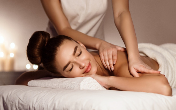 masażystka masuje ramiona kobiety