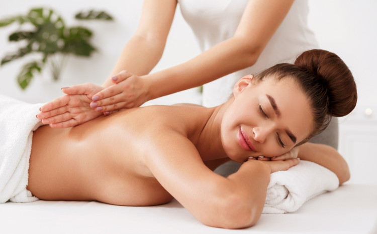 zrelaksowana kobieta na masażu pleców