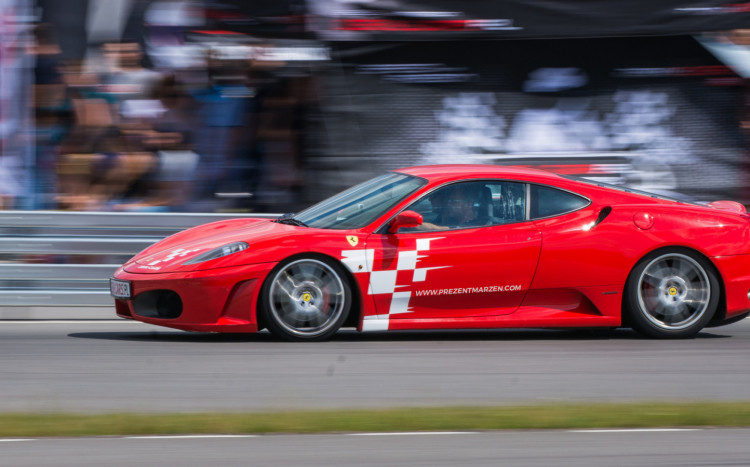 Dynamiczne Ferrari podczas jazdy na torze