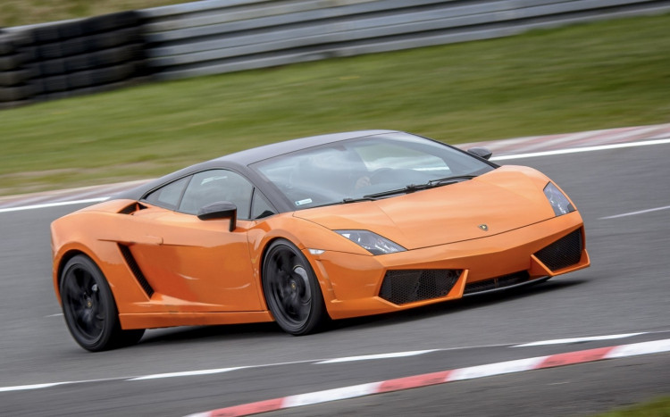 Ujęcie na przód oraz lewy bok pędzącego Lamborghini