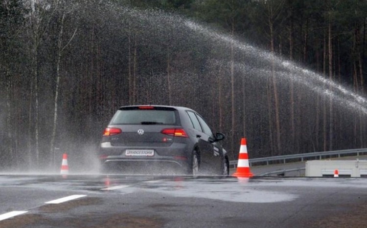jazda autem po mokrej nawierzchni