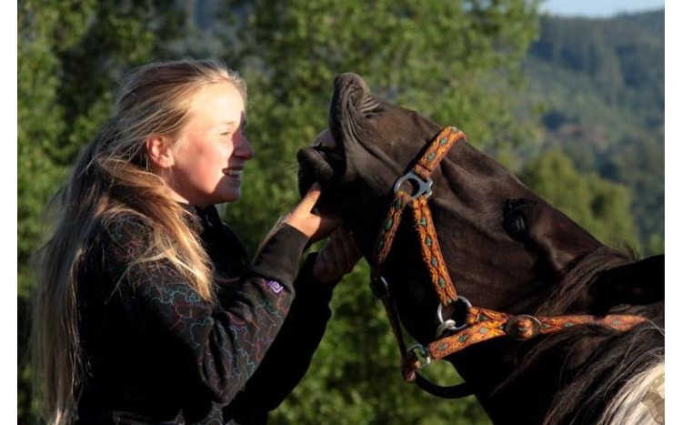 młoda dziewczyna z koniem