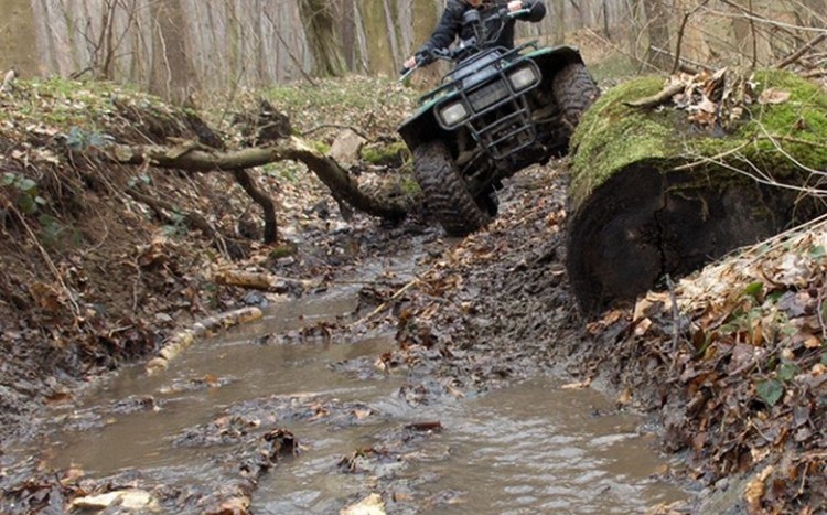 Quad pokonujący przeszkody w terenie