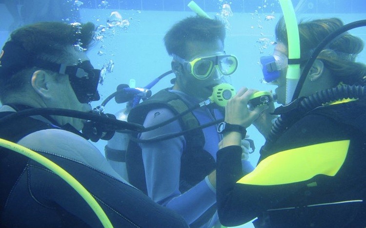 oddychanie pod wodą za pomocą butli