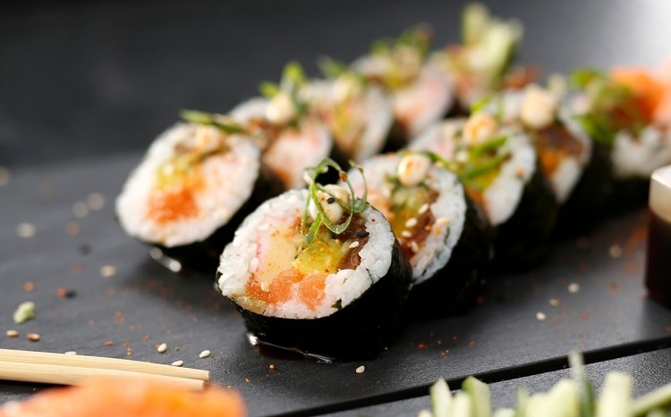 maki sushi gotowe do spożycia